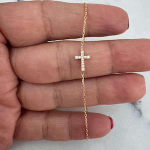 Pulsera delicada de cruz de circonitas cúbicas doradas: plata de ley 925