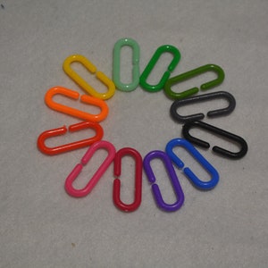 Puede incluir: Un conjunto de 12 conectores de pl&aacute;stico de colores en forma de arco&iacute;ris. Los conectores son de forma ovalada con una peque&ntilde;a abertura a cada lado.