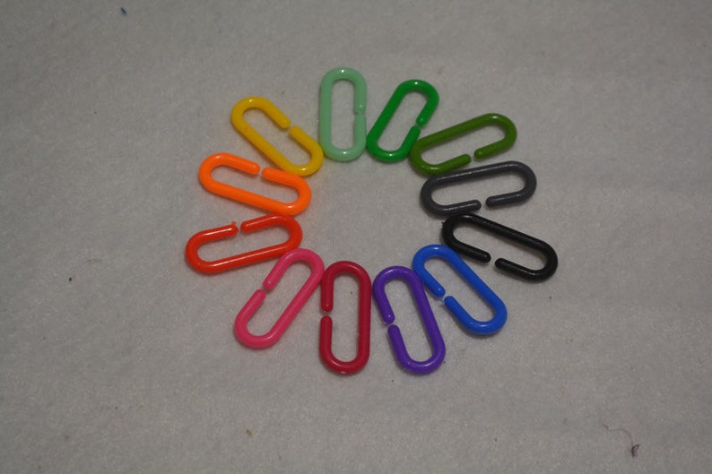 Puede incluir: Un conjunto de 12 conectores de pl&aacute;stico de colores en forma de arco&iacute;ris. Los conectores son de forma ovalada con una peque&ntilde;a abertura a cada lado.