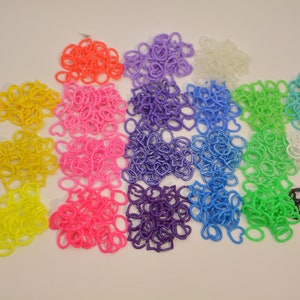 Mini maillons, bagues à breloques, anneaux en plastique, pièces de jouet, planeur en sucre, petit oiseau.