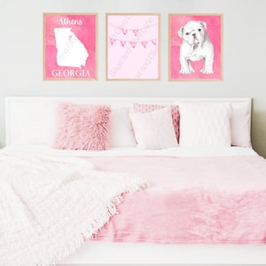 ¡Conjunto de 3 impresiones digitales en acuarela rosa con temática de UGA para tu dormitorio o apartamento!