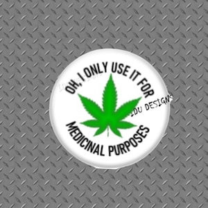 Op de afbeelding: Een witte knop met een groen cannabisblad en de tekst "OH, I ONLY USE IT FOR MEDICINAL PURPOSES". De achtergrond is een gestructureerd, grijs oppervlak.