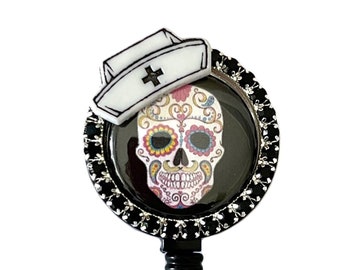 Portatarjetas retráctil con forma de calavera de azúcar para enfermeras (RN), con detalles brillantes.