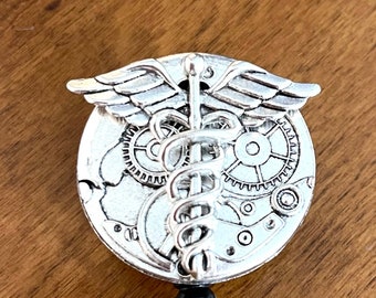 Portatarjetas retráctil Steampunk con forma de caduceo - Símbolo médico