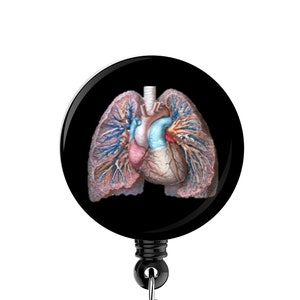Porta-crachá retrátil vintage com estampa de pulmões em formato de carretel, com opção de ímã, para uso hospitalar, médico, em laboratórios, com estetoscópio, para identificação de equipe de enfermagem em casos de COVID-19.