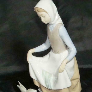 RETIRED LLADRÓ Rabbits Food #4826 Young Girl Bunny Figurine with Original Box