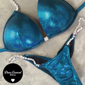 Biquíni de competição Teal Blue Mist | Posando tronco | Biquíni Modelo Fitness | Biquíni Azul Teal| Biquíni WBFF | Biquíni IFBB| Biquíni modelo esportivo