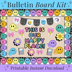 Puede incluir: Un colorido kit de tablero de anuncios con una variedad de caras sonrientes, lazos, flores y el texto "THIS IS OUR HAPPY PLACE!" El diseño incluye una pancarta y elementos decorativos, todo en un estilo retro alegre. También se ven las palabras "Bulletin Board Kit" y "Printable Instant Download".