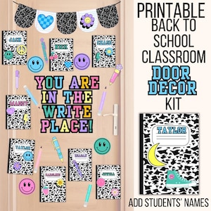 Puede incluir: Un kit imprimible de decoración de puertas para el aula para el regreso a clases. El diseño incluye cuadernos con nombres de estudiantes, caras sonrientes y elementos decorativos. El texto dice "You are in the write place!" y "Add students' names."