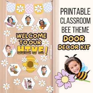 Op de afbeelding: Printbare klasdeurdecoratieset met een bijen-thema. De set bevat een welkomstbord met de tekst "Welkom in onze bijenkorf!" en verschillende bijen-themadecoraties met ruimte voor foto's van leerlingen.
