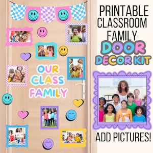 Op de afbeelding: Een klaslokaal deurdecoratieset met een banner, fotolijsten en smiley gezichten. De tekst luidt "Our Class Family" en "Printable Classroom Family Door Decor Kit - Add Pictures!". De set is ontworpen om klasfoto's weer te geven.