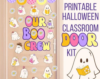 Puede incluir: Kit de puerta de aula imprimible con temática de Halloween. El kit incluye una pancarta, fantasmas y flores. El texto "Our Boo Crew" aparece en la puerta.