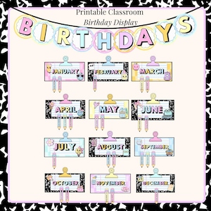 Peut inclure: Une affiche d'anniversaire imprimable pour la classe avec une bannière "BIRTHDAYS". Chaque mois est affiché sur un presse-papiers avec des illustrations et des crayons. Le design utilise une palette de couleurs pastel.