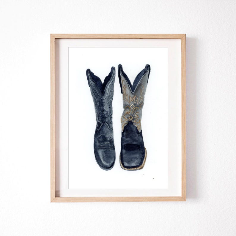 K&ouml;nnte beinhalten: Ein Aquarellbild von einem Paar schwarzer Cowboy-Stiefel mit aufwendigen N&auml;hten und einem braunen Lederdesign auf der Oberseite des Stiefels.