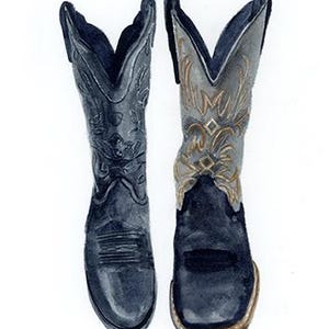 K&ouml;nnte beinhalten: Ein Paar schwarze Cowboy-Stiefel mit aufwendigen N&auml;hten und einem goldenen Design am Schaft. Ein Stiefel zeigt nach vorne, der andere nach hinten.