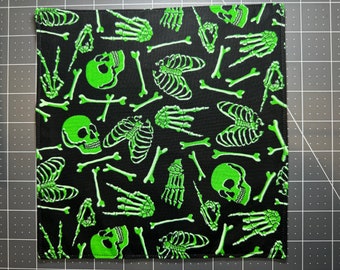 Einstecktuch mit Halloween-Skeletten, klein 20 cm, leuchtet im Dunkeln, Hank mit schwarzer Baumwollrückseite