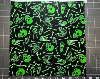 Einstecktuch mit Halloween-Skeletten, groß, 27,9 cm, leuchtet im Dunkeln, Hank mit schwarzer Baumwollrückseite