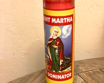 Lucky Mojo Hoodoo Curio Santa Marta Vigil Vela de Novena de Vidrio Encapsulada - ¡Roja, Bendita y Vestida!