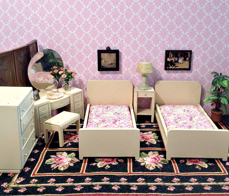 Miniature Strombecker Bedroom Two Beds Vanity With Bench Chest And Night Stand Art Deco Vintage 1930 S 40 S For 1 12 Dollhouse