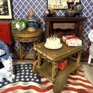 2-delige rieten set, theewagen en tafel, miniatuur, goudgelakt, antiek uit de jaren 1920-30 voor groter poppenhuis op schaal 1:12
