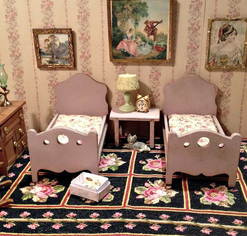 Miniature Strombecker Bedroom Furniture 3pc Set Two Beds And Bench Table Vintage From 1930 For 1 12 Dollhouse