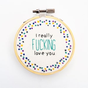 Arte de pared con bordado a mano y palabrotas: «Te quiero un montón». Regalo divertido. Arte de pared con lenguaje obsceno. Hecho por encargo. imagen 2