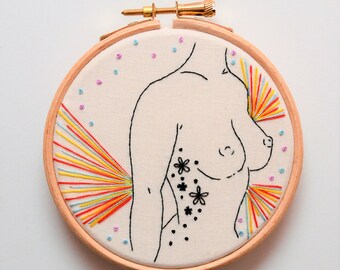 Bordado a mano Burlesque inspirado en el arte del aro desnudo. Danza de alto contraste que realiza arte de pared de 4 pulgadas