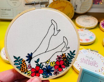 Arte de aro de 4 pulgadas de medios mixtos burlescos bordados a mano