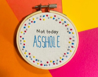 Bordado a mano juro aro arte 'Hoy no gilipollas' Regalo grosero divertido arte de pared blasfemia HECHO A PEDIDO