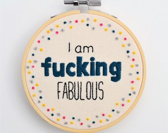 Arte con aros de blasfemias Bordado a mano "Soy jodidamente fabuloso" Arte con blasfemias. Regalo grosero. Arte mural divertido con blasfemias