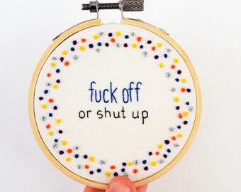 Lustiges Wanddekor mit bunten Schimpfworten und französischen Knoten - Geschenk für Einstellung-gefüllte Räume