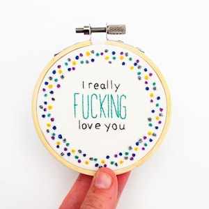 Arte de pared con bordado a mano y palabrotas: «Te quiero un montón». Regalo divertido. Arte de pared con lenguaje obsceno. Hecho por encargo. imagen 1
