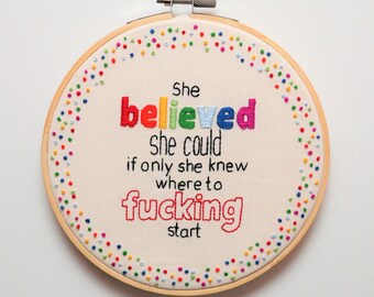 Sie glaubte, sie könnte es. Handgestickte Profanität in Hoops mit Regenbogenfarben und lustigen Zitaten