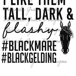 Puede incluir: Diseño gráfico en blanco y negro con el texto "I like them tall, dark & flashy #BLACKMARE #BLACKGELDING". Una silueta de cabeza de caballo negra se encuentra en el lado derecho del diseño.