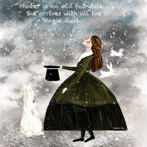 K&ouml;nnte beinhalten: Eine digitale Illustration einer Frau in einem gr&uuml;nen Kleid, die einen Zylinderhut h&auml;lt. Sie ist von wei&szlig;en Kaninchen und Schneeflocken umgeben. Der Text "Winter is an old fairytale... She arrives with all the magic dust..." ist &uuml;ber ihr geschrieben.