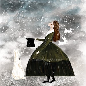 K&ouml;nnte beinhalten: Eine Frau in einem gr&uuml;nen Kleid und einem schwarzen Zylinder steht in einer verschneiten Landschaft. Sie h&auml;lt den Hut in ihrer rechten Hand und blickt zum Himmel. Um sie herum fliegen wei&szlig;e Kaninchen. Der Text "Annie's Mystery Corner/Etsy" ist auf dem Bild zu sehen.