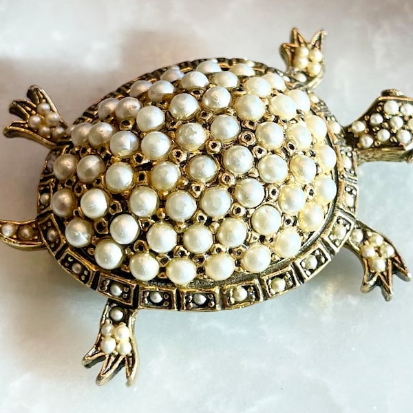 Hattie Carnegie Turtle Brooch Gold Pearl 1 3/4” Excellent Condition Signed