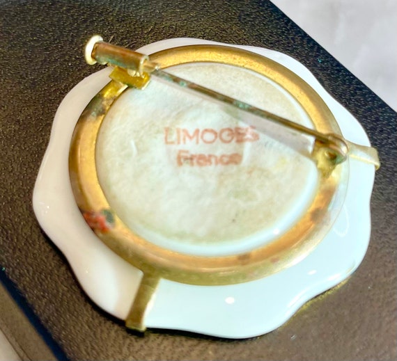 Broche Ancienne Limoges Porcelaine - Dame Au Chapeau Et Prétendant - Années Folles