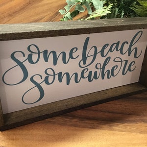 Algún letrero de madera de la playa en algún lugar / Inspirado en Rae Dunn / Bandeja escalonada / Decoración de playa / Letrero enmarcado / Letrero oblongo / Decoración de verano