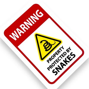 Peut inclure: Un panneau d'avertissement blanc avec une bordure rouge et le texte "WARNING" en grandes lettres blanches. Un triangle jaune avec un serpent noir à l'intérieur se trouve sous le texte. Le texte "PROPERTY PROTECTED BY SNAKES" se trouve sous le triangle.