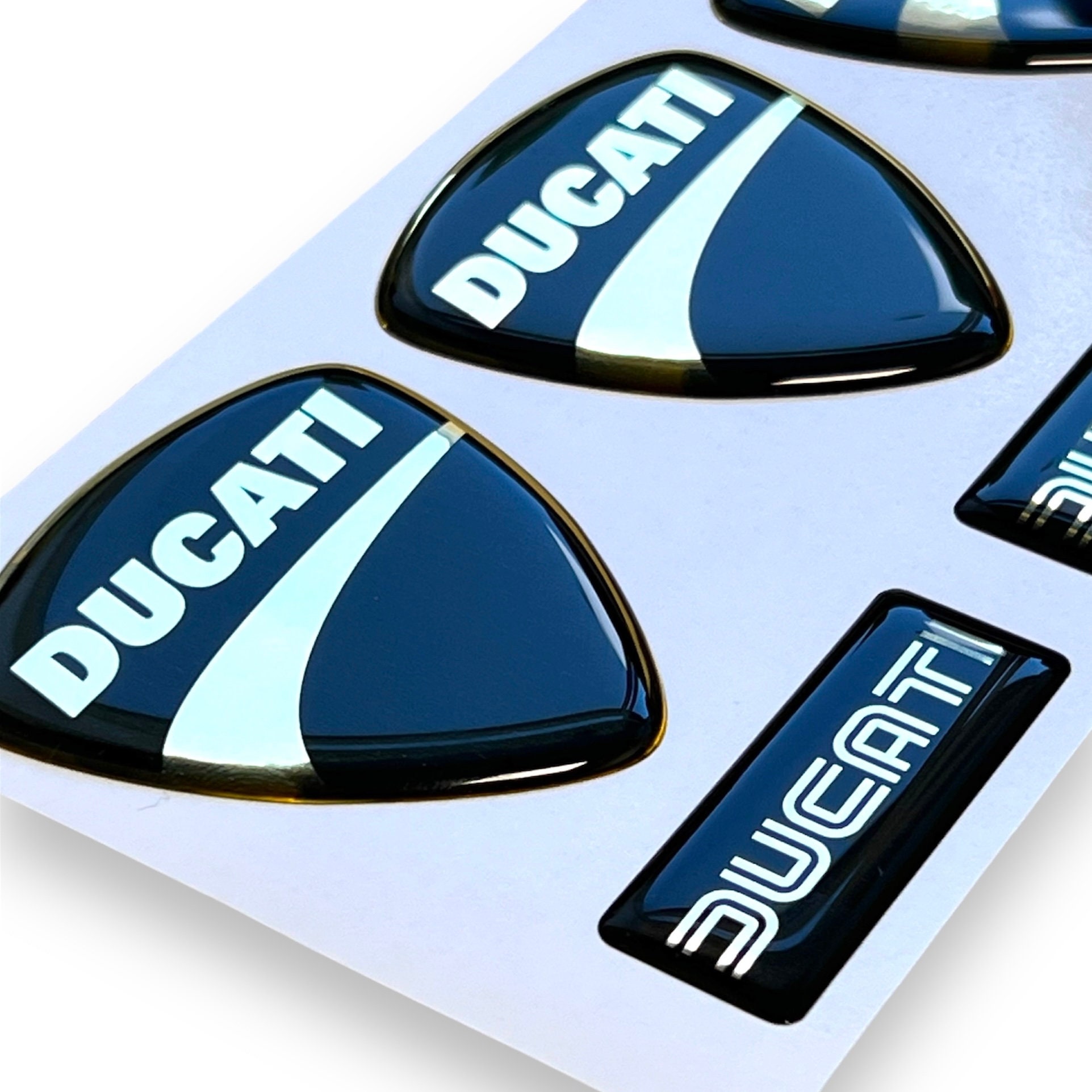 DUCATI　ドゥカティ　ロゴ　アクリルスタンド付き　盾 DUCATI ドゥカティ ロゴ アクリルスタンド付き 盾 - メルカリ