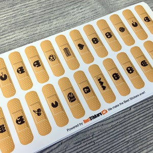 Può includere: Un foglio di 16 adesivi marroni a forma di cerotto con vari disegni pixelati. Gli adesivi sono stampati su carta bianca e hanno il testo "Powered by BestStickers.net We make the best stickers ever!" in basso.