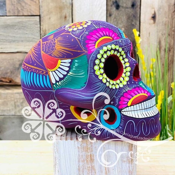 Grande tête de mort en sucre multicolore peinte à la main - crâne de Dia de los Muertos - crâne du jour des morts du Guerrero - Calaverita