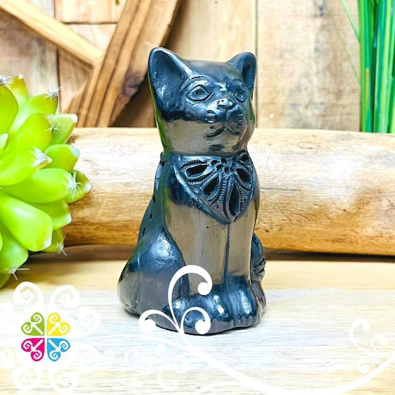 Small Poised Cat Black Clay Figure - Barro Negro Oaxaca