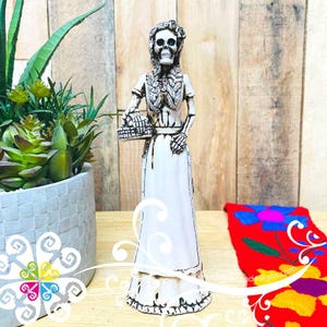 Catrina with Basket - Day of the Dead Decoration Resin Statue