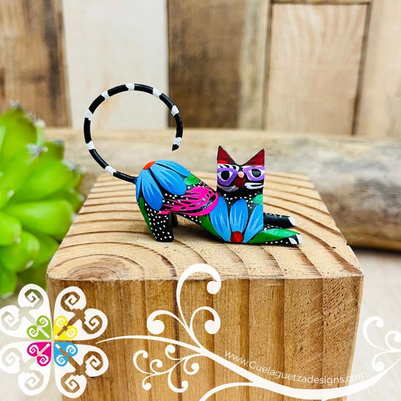 Mini Scratching Cat Alebrije - Handmade Wood Figure - Stocking Gift - Unique Gift - Mexican Alebrije Black