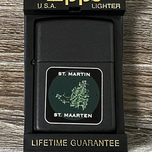 Zippo - Isqueiro Zippo St. Martin St. Maarten Island 1996, Zippo de lembrança muito raro **Erro de fábrica** na caixa