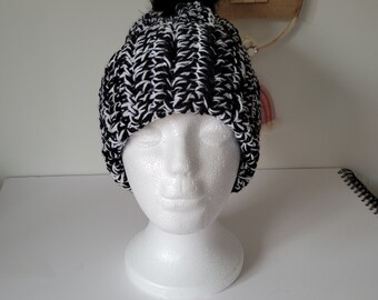 Bonnet adulte noir et blanc avec pompon en fausse fourrure noire