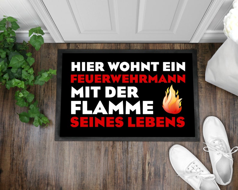 Fußmatte mit Gummirand 50x35 cm Hier wohnt ein Feuerwehrmann mit der Flamme seines Lebens Bild 1