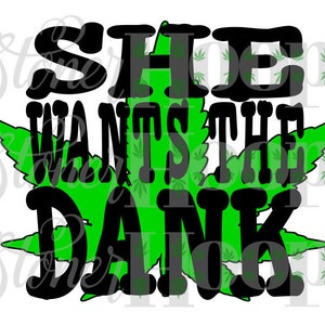 Op de afbeelding: Zwarte en groene afbeelding met de tekst "She wants the dank" op een witte achtergrond.